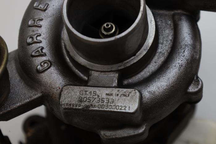 Turbo van een Saab 9-3 I (YS3D) 2.2 TiD 16V 2000