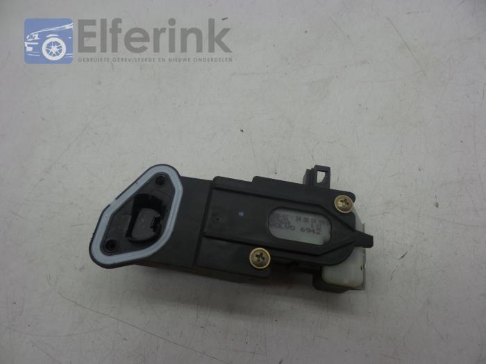 Tank flap lock motor from a Volvo S40 (MS) 1.8 16V 2005