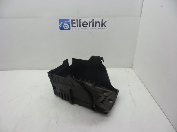 Begagnade Batterilåda Volvo XC60 I (DZ) 2.4 D5 20V AWD Pris € 50,00 Marginaltabell erbjuds av Auto Demontage Elferink B.V.