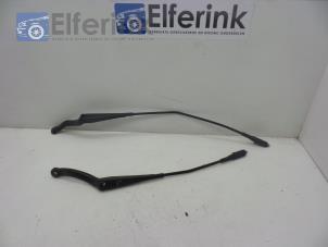 Used Front wiper arm Opel Corsa D 1.4 16V Twinport Price € 25,00 Margin scheme offered by Auto Demontage Elferink B.V.