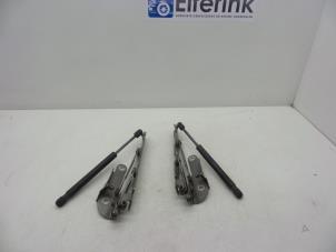 Usados Bisagra del portón trasero Volvo S80 (AR/AS) 3.2 24V AWD Precio € 50,00 Norma de margen ofrecido por Auto Demontage Elferink B.V.