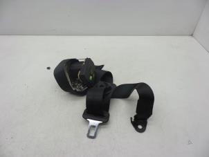 Begagnade Bakre säkerhetsbälte, höger Opel Corsa C (F08/68) 1.0 12V Pris € 40,00 Marginaltabell erbjuds av Auto Demontage Elferink B.V.