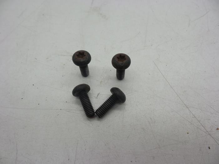 Usagé Kit boulons Saab 9-5 (YS3E) 2.3t 16V Prix € 25,00 Règlement à la marge proposé par Auto Demontage Elferink B.V.