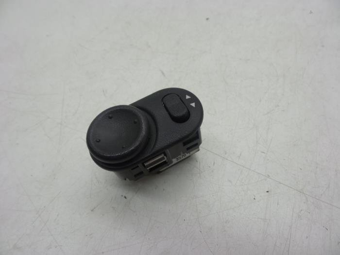Usados Interruptor de retrovisor Opel Combo (Corsa C) 1.3 CDTI 16V Precio € 25,00 Norma de margen ofrecido por Auto Demontage Elferink B.V.