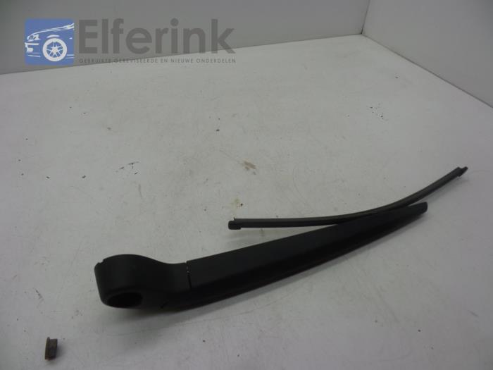 Rear wiper arm from a Volvo XC70 (BZ) 2.4 D 20V AWD 2012
