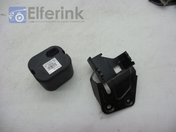 Alarm siren from a Opel Astra J (PC6/PD6/PE6/PF6) 1.6 16V 2010