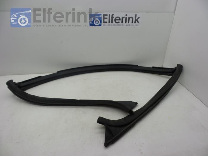 Windscreen rubber from a Volvo C70 (MC) 2.5 T5 20V 2007