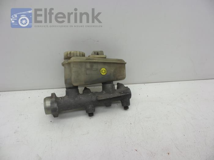 Master cylinder from a Volvo 940 I Estate 2.0 Turbo 1994