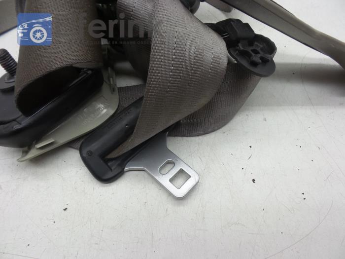 Tensor de cinturón de seguridad izquierda detrás de un Volvo XC90 I 2.4 D5 20V 2006