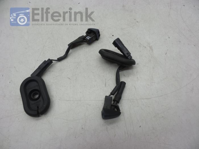Front windscreen washer jet from a Volvo V60 I (FW/GW) 2.4 D5 20V 2011