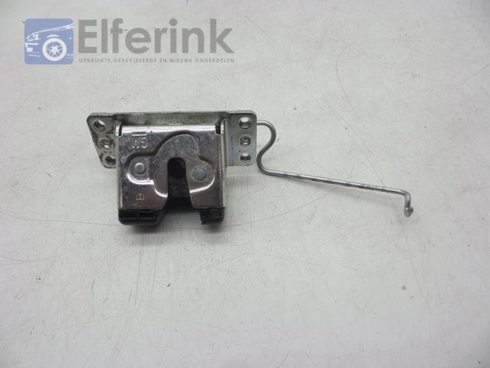 Tailgate lock mechanism from a Opel Meriva 1.6 16V 2006
