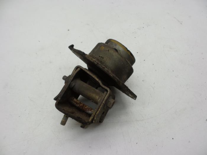 Used Engine mount Saab 900 I Combi Coupé 2.0 Turbo 16V Price € 25,00 Margin scheme offered by Auto Demontage Elferink B.V.