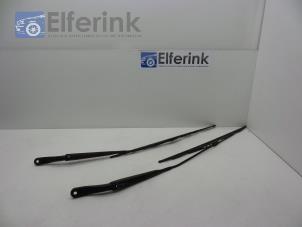 Used Front wiper arm Opel Movano Combi 2.3 CDTi 16V Price € 35,00 Margin scheme offered by Auto Demontage Elferink B.V.