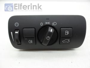 Usados Interruptor de luz Volvo S60 II (FS) 2.4 D5 20V Autom. Precio € 20,00 Norma de margen ofrecido por Auto Demontage Elferink B.V.