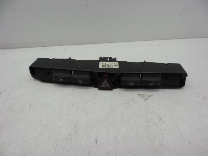 Usados Interruptor Opel Zafira (M75) 1.9 CDTI Precio € 25,00 Norma de margen ofrecido por Auto Demontage Elferink B.V.