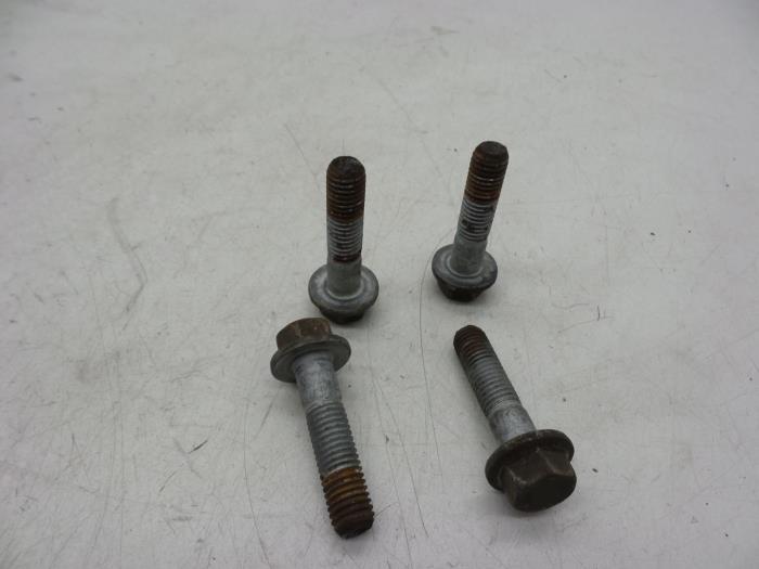 Usagé Kit boulons Volvo S60 I (RS/HV) 2.4 20V 140 Prix € 25,00 Règlement à la marge proposé par Auto Demontage Elferink B.V.