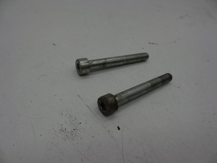 Usagé Kit boulons Saab 9-5 (YS3E) 2.3 Turbo 16V Aero TS Prix € 25,00 Règlement à la marge proposé par Auto Demontage Elferink B.V.