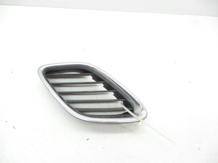 Begagnade Grill Saab 9-3 II Sport Sedan (YS3F) 1.8t 16V Pris € 25,00 Marginaltabell erbjuds av Auto Demontage Elferink B.V.