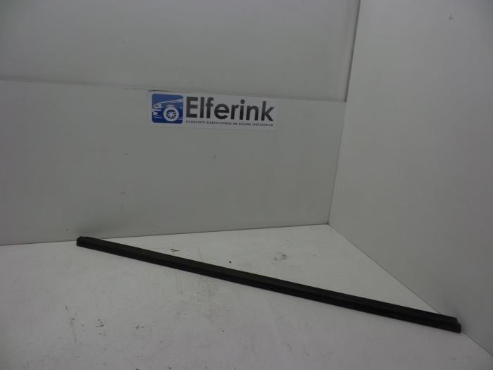 Usados Aleta de ventanilla Saab 9-3 I (YS3D) 2.0t 16V Precio € 40,00 Norma de margen ofrecido por Auto Demontage Elferink B.V.