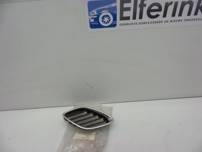 Begagnade Grill Saab 9-3 03- Pris € 25,00 Marginaltabell erbjuds av Auto Demontage Elferink B.V.