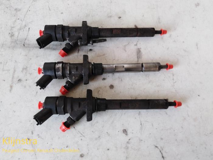 Injector (diesel) from a Peugeot 807 2.2 HDiF 16V 2004