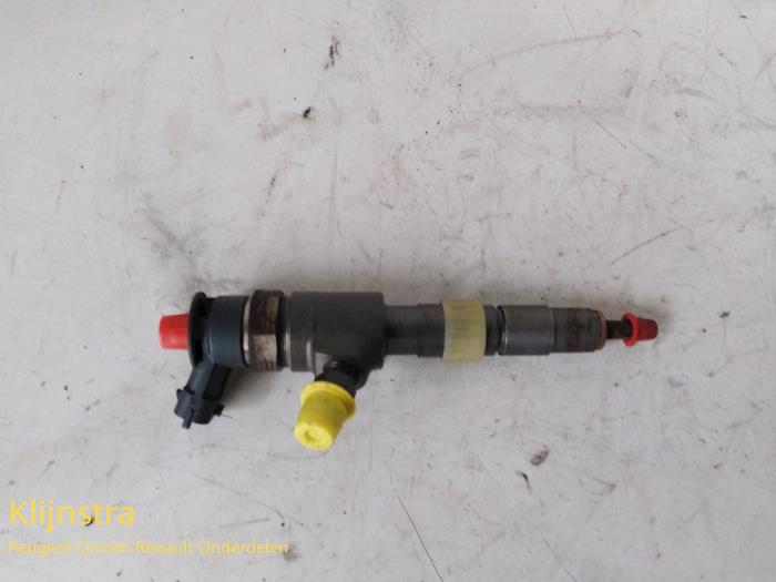 Injector (diesel) from a Peugeot 208 2013