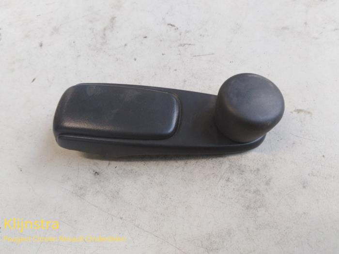 Usados Manivela de ventanilla Peugeot 207/207+ (WA/WC/WM) 1.4 16V Precio de solicitud ofrecido por Fa. Klijnstra & Zn. VOF