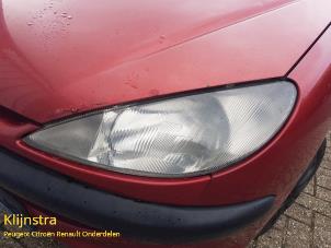 Używane Reflektor lewy Peugeot 206 (2A/C/H/J/S) 1.9 D Cena na żądanie oferowane przez Fa. Klijnstra & Zn. VOF