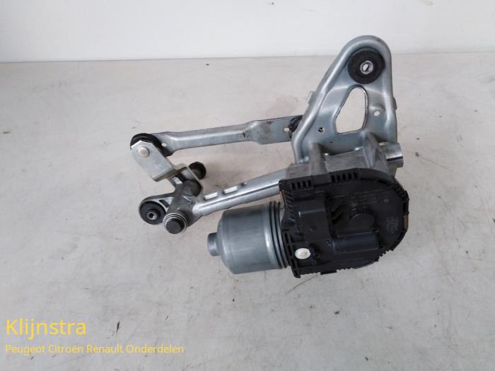 Front wiper motor from a Peugeot 3008 2012