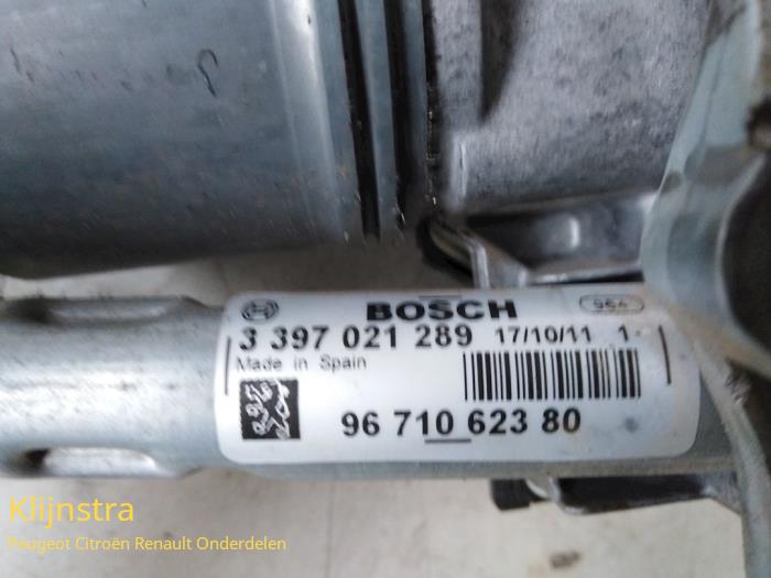 Front wiper motor from a Peugeot 3008 2012