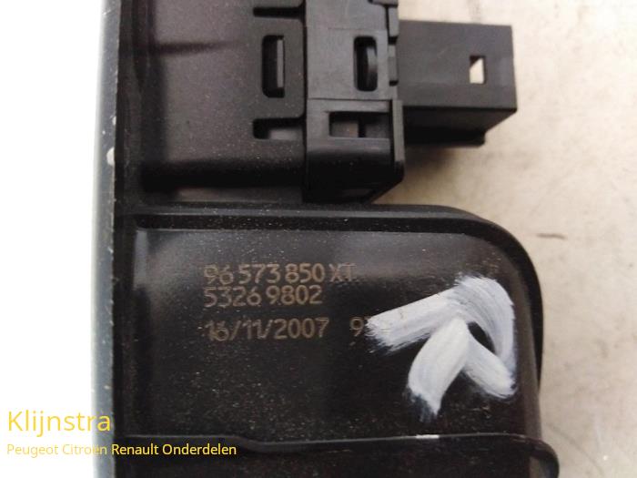 Electric window switch from a Peugeot 308 (4A/C) 1.6 VTI 16V 2008