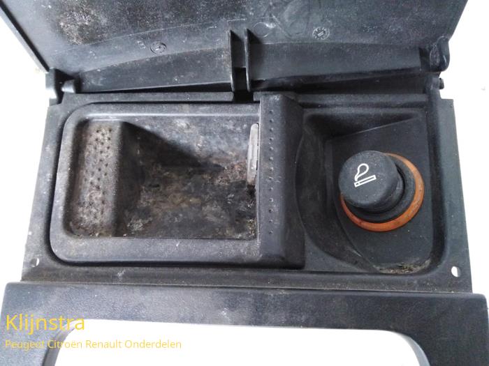 Middle console from a Peugeot 207/207+ (WA/WC/WM) 1.4 16V 2007