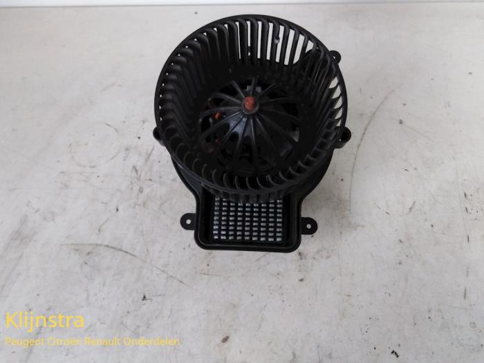Heating and ventilation fan motor from a Peugeot 3008 2009