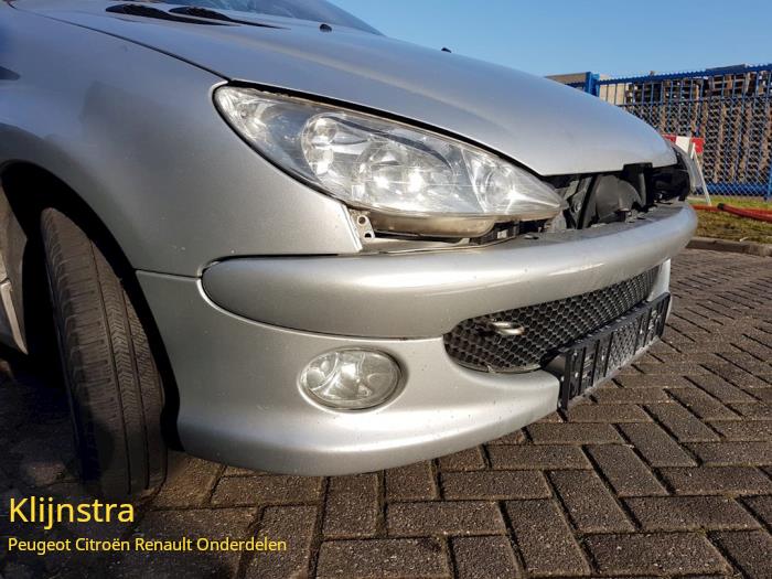 Front bumper from a Peugeot 206 (2A/C/H/J/S) 1.6 HDi 16V 2004