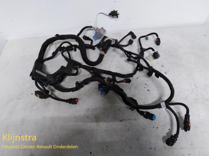 Mazo de cables compartimento motor de un Peugeot 5008 2014