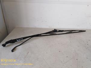 Used Front wiper arm Peugeot 107 1.0 12V Price on request offered by Fa. Klijnstra & Zn. VOF