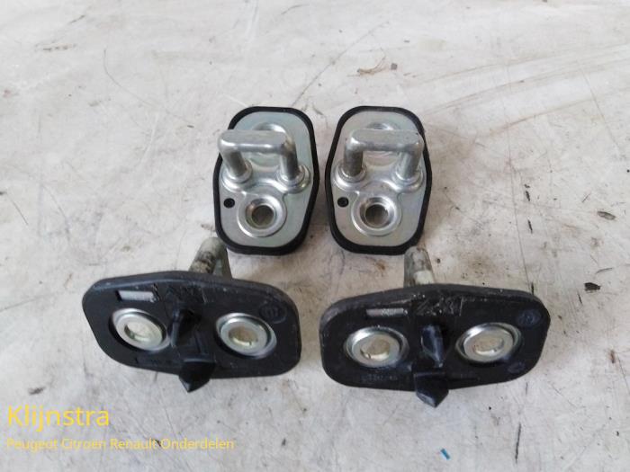 Set of hinges from a Peugeot 3008 2013