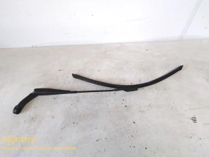 Used Front wiper arm Peugeot 308 Price on request offered by Fa. Klijnstra & Zn. VOF