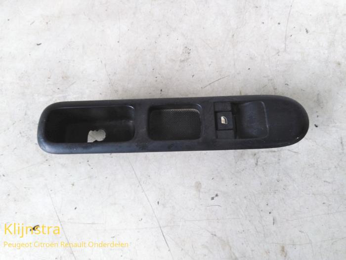 Electric window switch from a Peugeot 5008 I (0A/0E) 1.6 THP 16V 2009