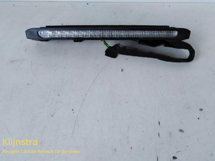 Third brake light from a Peugeot 406 Coupé (8C) 2.2 HDI 16V FAP 2002
