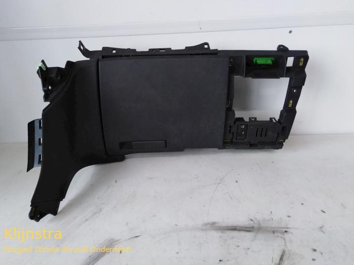 Begagnade Handskfack Peugeot 3008 Pris € 99,00 Marginaltabell erbjuds av Fa. Klijnstra & Zn. VOF