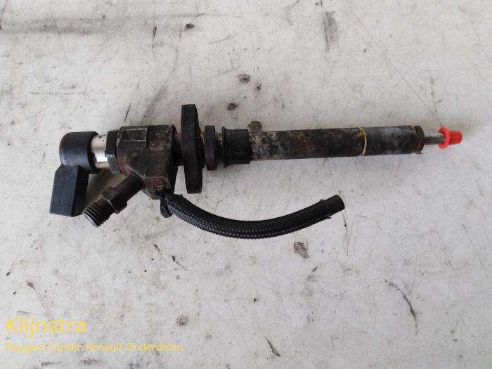 Injector (diesel) from a Peugeot 407 (6D) 2.0 HDiF 16V 2004