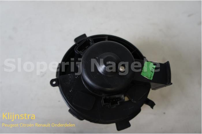 Heating and ventilation fan motor from a Peugeot 307 SW (3H) 2.0 HDi 90 2003