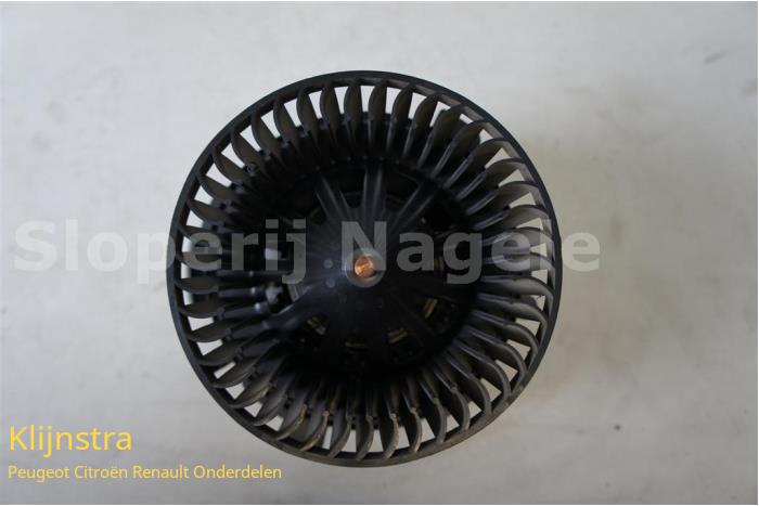 Heating and ventilation fan motor from a Peugeot 307 SW (3H) 2.0 HDi 90 2003
