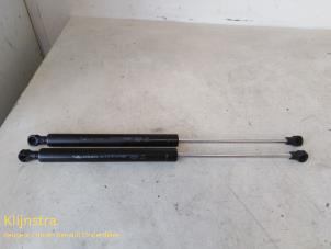 Used Set of tailgate gas struts Renault Clio II (BB/CB) 1.2 16V Price on request offered by Fa. Klijnstra & Zn. VOF