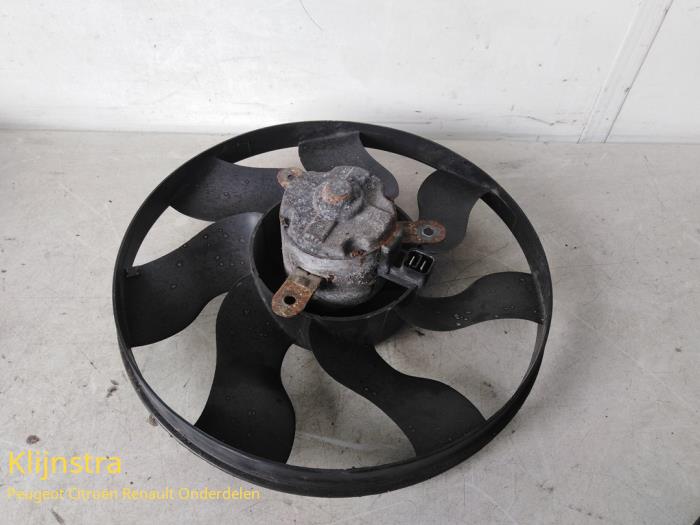 Cooling fans from a Peugeot 306 (7A/C/S) 1.8i 16V 1998
