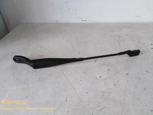 Used Front wiper arm Renault Twingo II (CN) 1.2 Price on request offered by Fa. Klijnstra & Zn. VOF