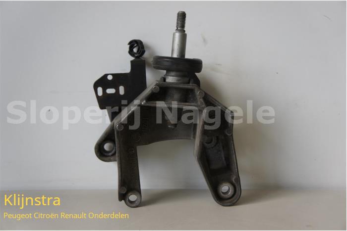 Usagé Support boîte de vitesses Renault Master II (FD/HD) 2.2 dCi 16V Prix sur demande proposé par Fa. Klijnstra & Zn. VOF