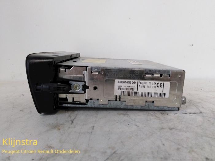 Radio/cassette player from a Peugeot 206 (2A/C/H/J/S) 1.4 XR,XS,XT,Gentry 1999