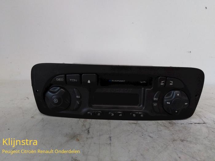 Radio/cassette player from a Peugeot 206 (2A/C/H/J/S) 1.4 XR,XS,XT,Gentry 1999